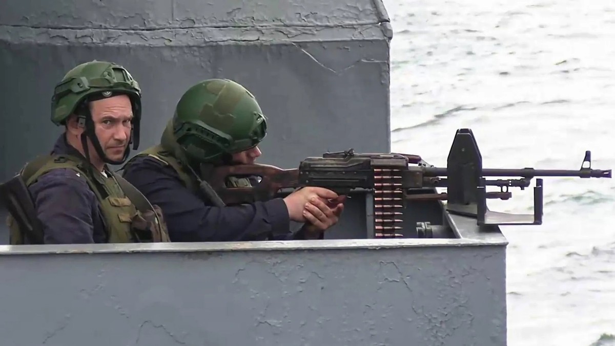 Des marines russes lors d'un exercice. Selon l'inspecteur de la marine allemande Jan Christian Kaack, la Russie navigue de plus en plus souvent avec des armes à bord en mer Baltique.