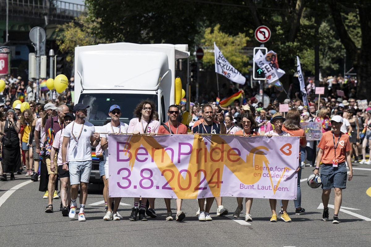 Teilnehmer beim Pride Festival nach dem Motto Bunt. Laut. Bern., am Samstag, 3. August 2024, in Bern. (KEYSTONE/Peter Schneider)