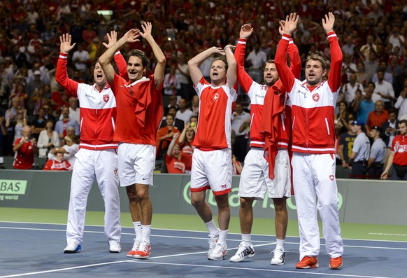 Das Schweizer Davis-Cup-Team lässt sich nach dem Halbfinal-Triumph gegen Italien feiern.