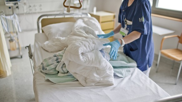 ARCHIV - ZUR WINTERSESSION 2019 MIT DEM THEMA PFLEGEINITIATIVE, STELLEN WIR IHNEN FOLGENDES BILDMATERIAL ZUR VERFUEGUNG - A clinic employee changes a patient&#039;s bedlinen at the intensive care unit ...