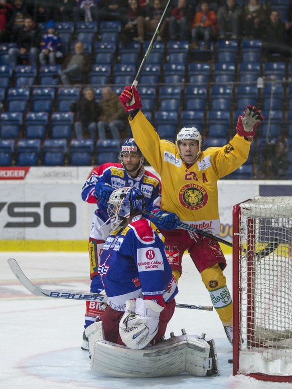 SCL Tigers Stuermer Yannick-Lennart Albrecht, von rechts, jubelt nachdem sein Teamkollege zum 1-1 getroffen hat gegen EHC Kloten Verteidiger Rene Back und Torhueter Martin Gerber waehrend dem Eishocke ...