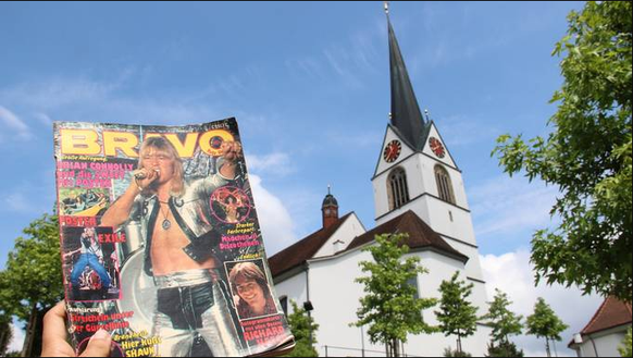 Eine Bravo-Ausgabe von 1979 vor der Kirche Mariä Geburt in Sins AG. Der damalige Pfarrer fand das Magazin keine sinnvolle Lektüre für Jugendliche.&nbsp;