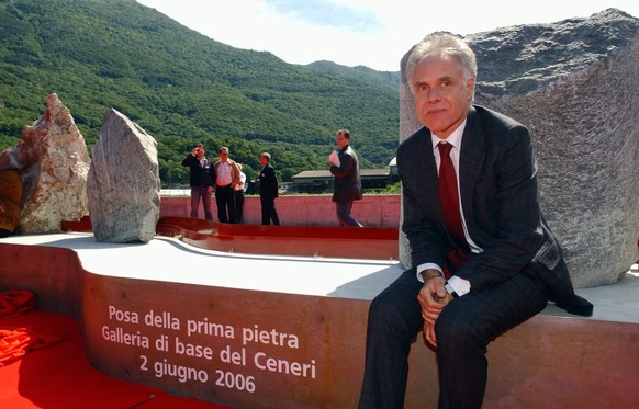 Bundespraesident Moritz Leuenberger lehnt sich an einen der drei soeben enthuellten Grundsteine fuer den Monte Ceneri Basistunnel, am Freitag, 2. Juni 2006, in Camorino. Mit einem offiziellen Festakt  ...