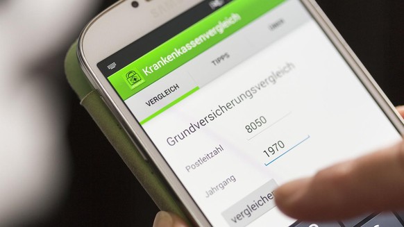 The Comparis website on a smart phone, pictured in Zurich, Switzerland, on September 4, 2014. (KEYSTONE/Gaetan Bally)