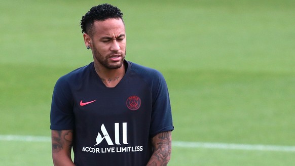 epa07765677 Paris Saint Germain player Neymar Jr (C) attends a training session at the Camp des Loges sports complex near Paris, France, 10 August 2019. EPA/CHRISTOPHE PETIT TESSON