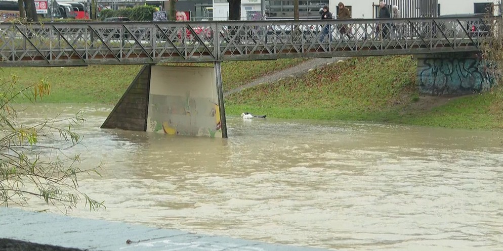 Der viele Regen und die milden Temperaturen der letzten Tage hinterlassen ihre Spuren im Züribiet. Die Pegel von Sihl und Limmat steigen. Der Bund hat eine Warnung für die nächsten Tage herausgegeben.