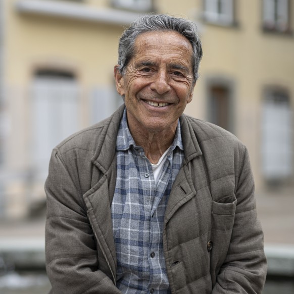 Der Schweizer Medienunternehmer Roger Schawinski posiert fuer ein Portrait, aufgenommen am Freitag, 19. April 2024, in der Altstadt in Chur. Roger Schawinski hat eine Konzession fuer ?Radio Alpin? erh ...