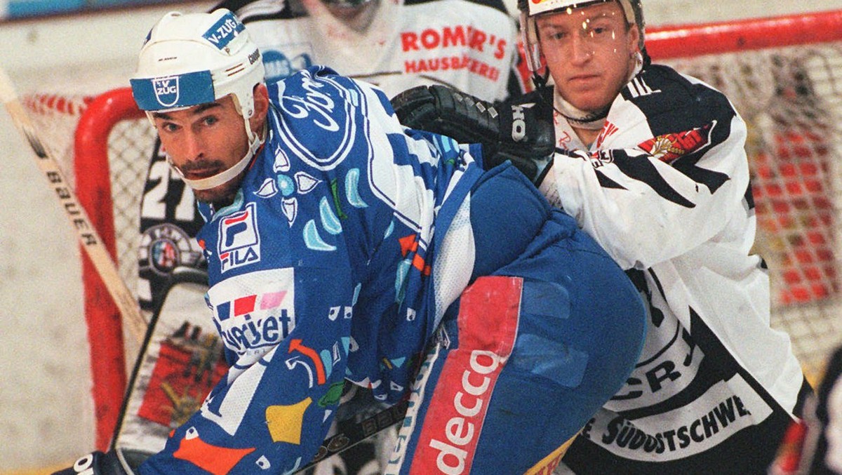 Der Zuger Misko Antisin (links) lauert im Spiel Rapperswil-Jona gegen EV Zug am 24. Januar 1998 in Rapperswil streng bewacht vom gegnerischen Marc Weber (rechts) vor dem Tor von Hueter Claudio Bayer ( ...