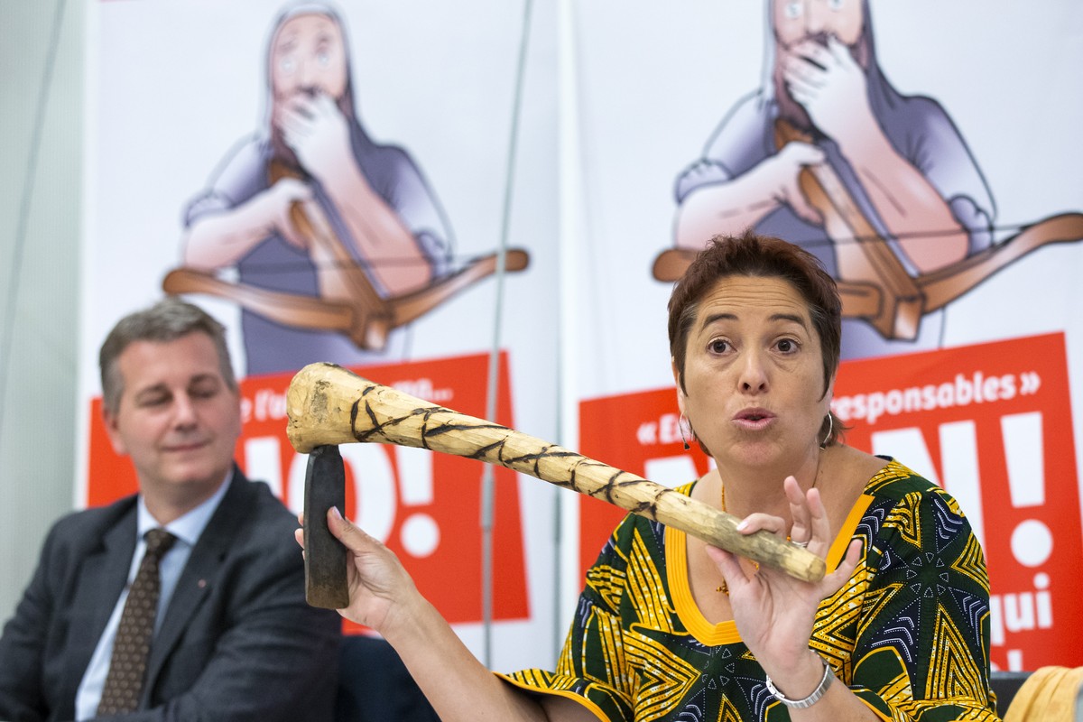 Isabelle Chevalley, Nationalraetin GLP-VD, zeigt ein afrikanisches Werkzeug neben Marco Chiesa, Parteipraesident SVP, waehrend einer Medienkonferenz eines ueberparteilichen Komitees gegen die Konzernv ...