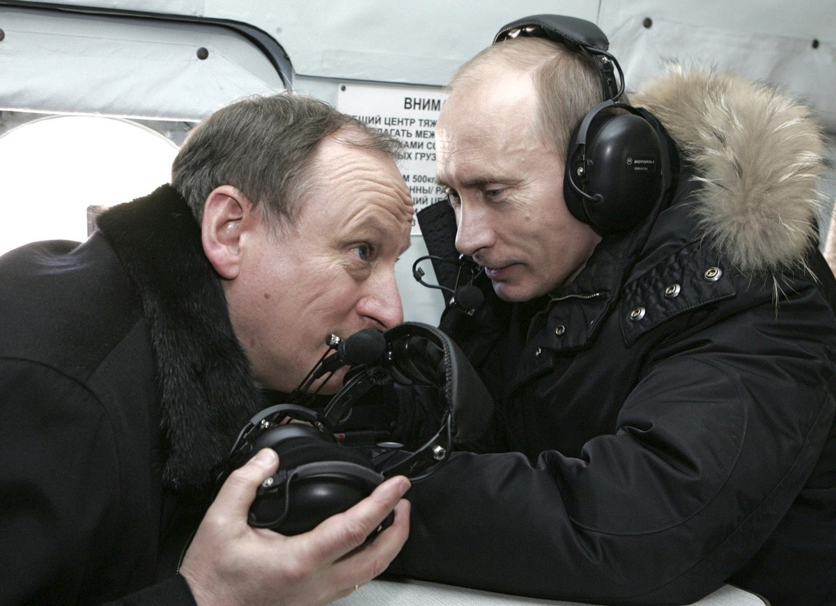 Le président russe Vladimir Poutine, à droite, s'entretient avec le directeur du FSB Nikolai Patrushev à bord d'un hélicoptère alors qu'ils volent du Daghestan à la province de Kabardin ...