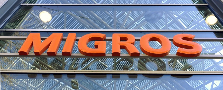 ZU DEN UMSATZZAHLEN 2013 DER MIGROS-GRUPPE STELLEN WIR IHNEN FOLGENDES THEMENBILD ZUR VERFUEGUNG - Logo Migros, aufgenommen an einer Medienkonferenz in Zuerich am Mittwoch, 28. Maerz 2012. Der Betrieb ...