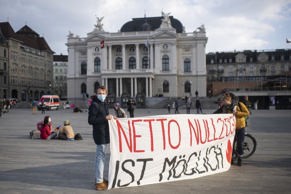 Menschen demonstrieren mit einem Sitzstreik gegen die aktuelle Politik am internationalen Klimastreik Tag am Freitag, 19 Maerz 2021 in Zuerich. (KEYSTONE/Ennio Leanza)