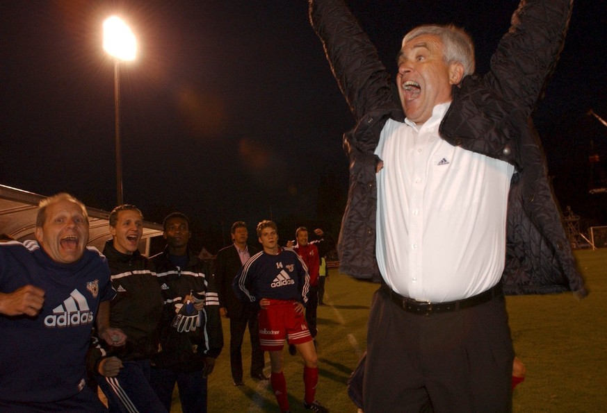 Thuns Trainer Hanspeter Latour und sein Team feiern den Aufstieg des FC Thun in die Nationalliga A am Dienstag, 7. Mai 2002 nach dem Spiel des FC Thun gegen Winterthur in Thun. (KEYSTONE/Peter Schneid ...
