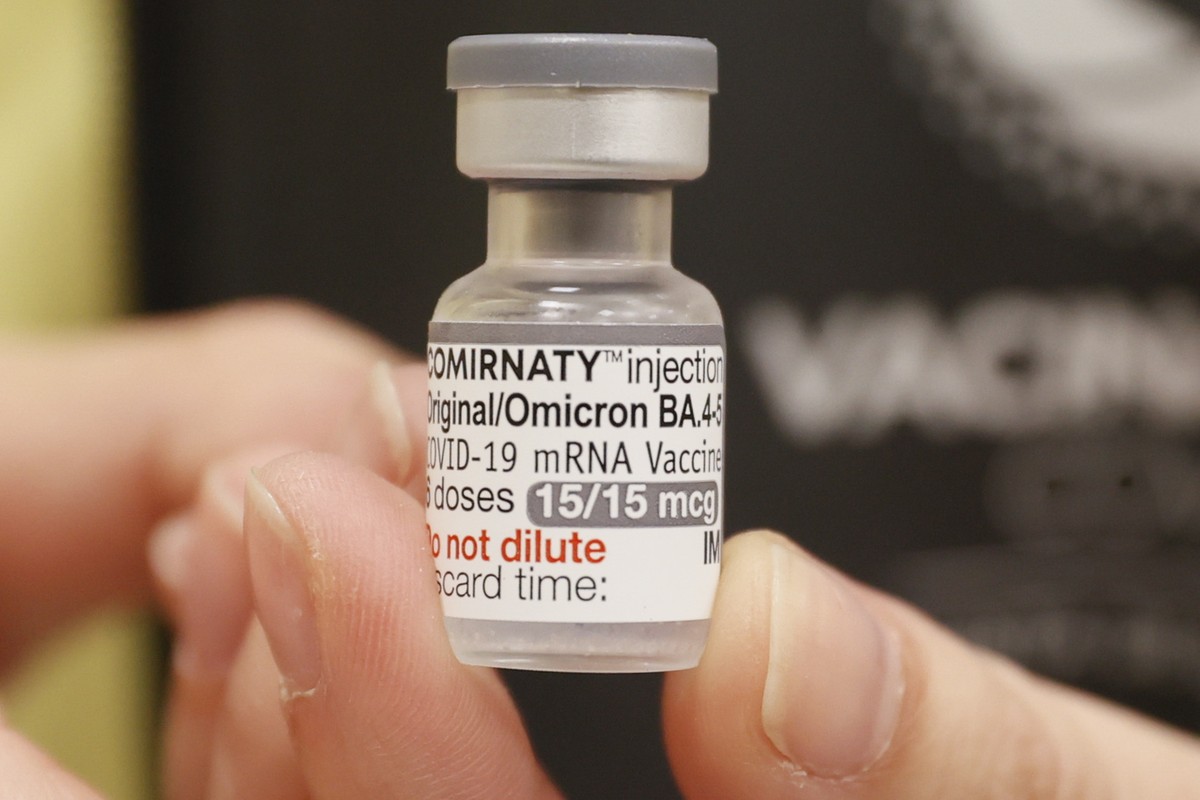 epa10206844 A nurse prepares the fourth dose of the covid-19 vaccine at an elder's residence in Santiago de Compostela, Galicia, Spain, on the first day of the vaccination campaign for the fourth ...