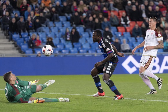 Der Basler Seydou Doumbia, rechts, scheitert am Vaduzer Torhueter Benjamin Siegrist, links, im Fussball Meisterschaftsspiel der Super League zwischen dem FC Basel 1893 und dem FC Vaduz, im Stadion St. ...