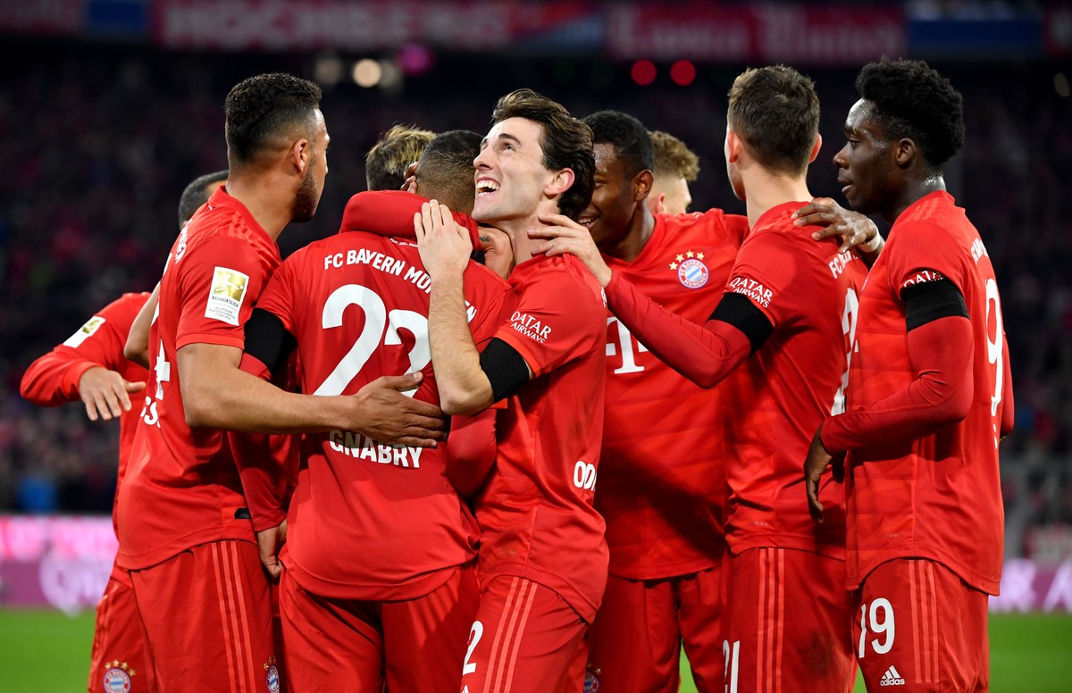 21.02.2020, Bayern, München: Fußball: Bundesliga, Bayern München - SC Paderborn 07, 23. Spieltag in der Allianz Arena. Die Spieler vom FC Bayern München jubelt nach den 1:0 durch Serge Gnabry (Mitte v ...