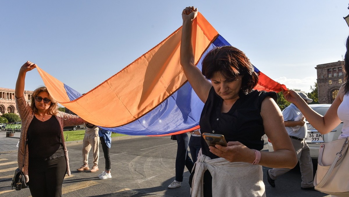 Des femmes brandissent un drapeau national lors d'une manifestation contre les actions militaires de l'Azerbaïdjan dans la région du Haut-Karabakh, devant le bâtiment du gouvernement dans le ...