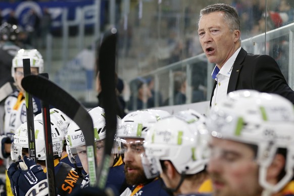 Zugs Cheftrainer Harold Kreis gibt Anweisungen im Eishockey Meisterschaftsspiel der National League zwischen dem EHC Biel und dem EV Zug, am Dienstag, 14. November 2017, in der Tissot Arena in Biel. ( ...