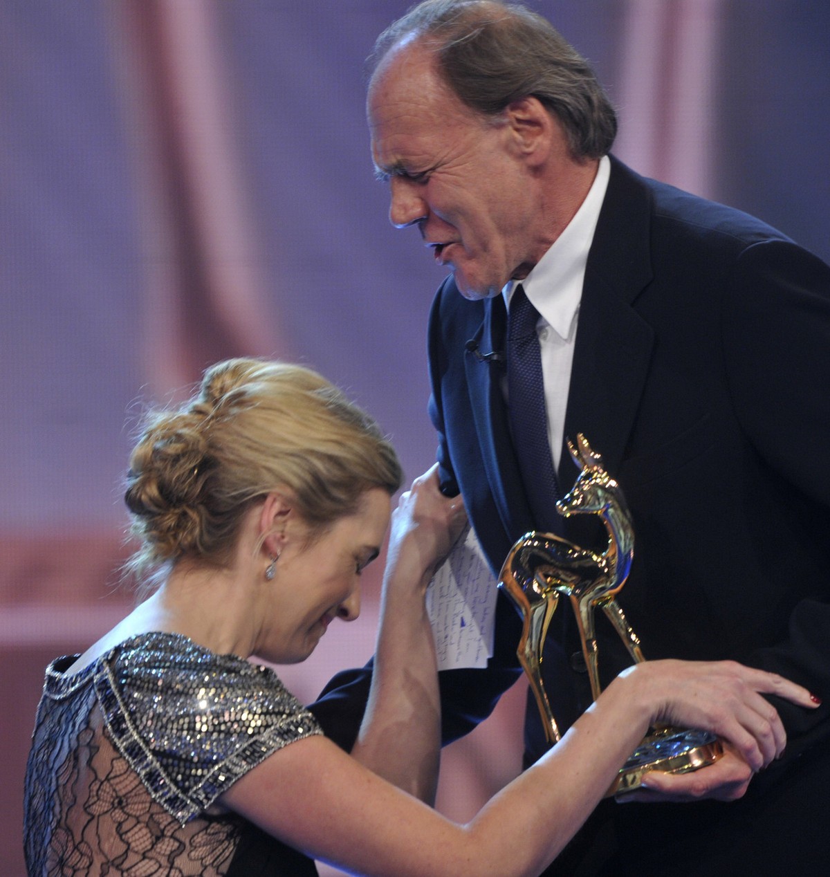 Kate Winslet, links, knickst am Donnerstag, 26. November 2009, bei der Verleihung des Bambi 2009 Medienpreises in Potsdam, Brandenburg, vor dem Schauspieler Bruno Ganz. Winslet bekam den Bambi fuer ih ...