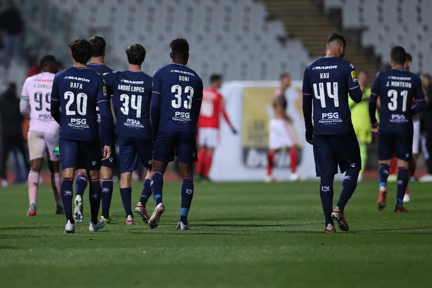 epa09608172 Belenenses players react after the Portuguese First League soccer match between Belenenses SAD vs Benfica, at National Stadium, in Oeiras, near of Lisbon, Portugal, 27 November 2021. The m ...