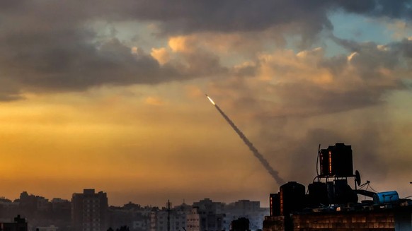 Rakete über Gaza-Stadt (Archibild): Israel will auch Störsender gegen die Angriffe einsetzen.