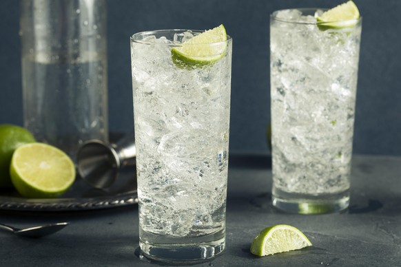 wodka gin tonic highball longdrink drinks alkohol cocktail trinken shutterstock