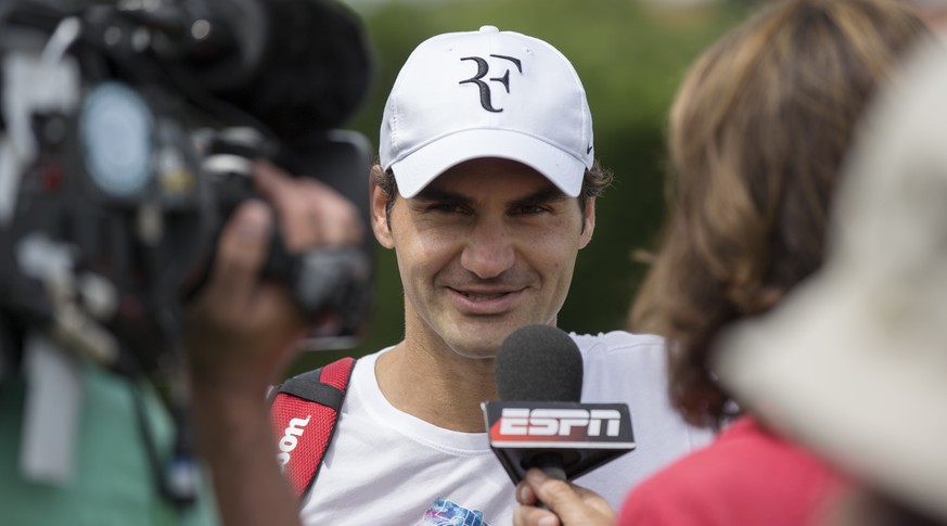 Ist locker drauf: Roger Federer am Tag vor seinem ersten Einsatz.