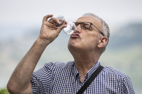 Bundesrat Guy Parmelin trinkt ein Glas Wasser, waehrend der Bundesratsreise, am Donnerstag, 29. Juni 2023 in Murten. (KEYSTONE/Alessandro della Valle)