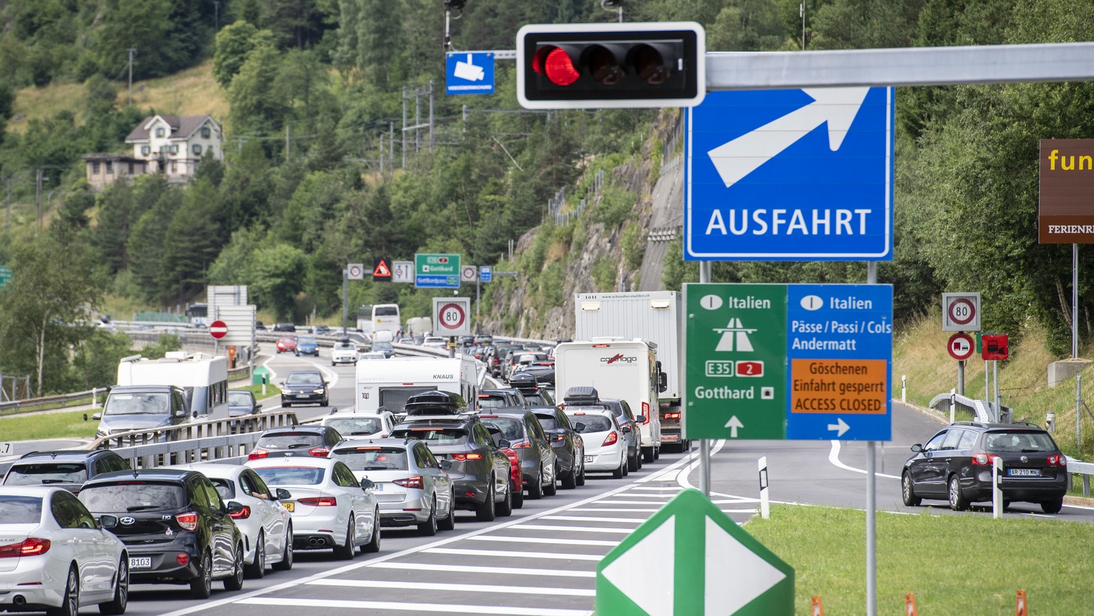 Der Ferienreiseverkehr staut sich vor dem Gotthard-Tunnel in Richtung Sueden bei der Autobahneinfahrt in Wassen im Kanton Uri auf mehreren Kilometern, am Samstag, 8. Juli 2023 in Wassen. (KEYSTONE/Urs ...