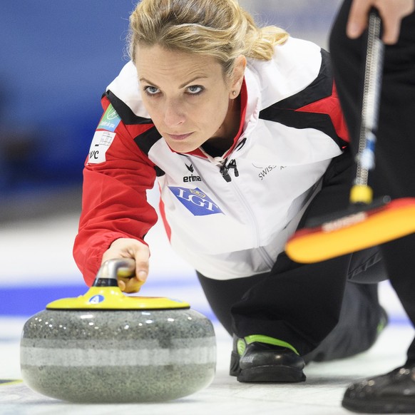 epa06348161 Switzerland&#039;s skip Silvana Tirinzoni delivers a stone during the women&#039;s European Curling Championships 2017 semi final game between Scotland and Switzerland in the Lerchenfeld a ...