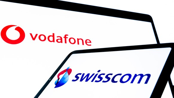 Die Logos des Schweizer Telekomkonzerns Swisscom und des Italienischen Telekomanbieters Vodafone Italia sind in diesem Illustrationsbild aufgenommen von Bildschirmen zu sehen, am Freitag, 15. Maerz 20 ...