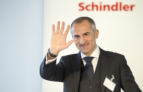Schindler-CEO Silvio Napoli verzeichnet mehr Aufträge, jedoch weniger Gewinn.