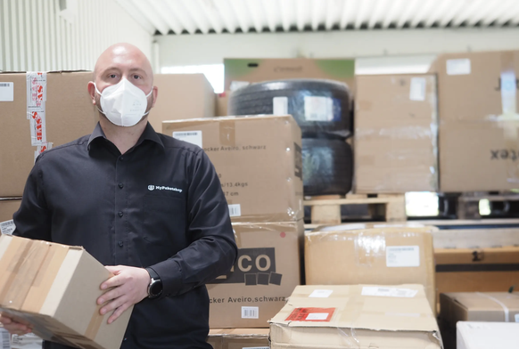 Bei Simon Kühn, Inhaber von My Paketshop in Bad Säckingen, stapeln sich noch immer die Sendungen.