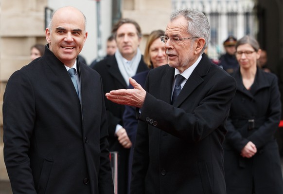 epa06426436 Swiss Federal President Alain Berset (L) and Austrian Federal President Alexander Van der Bellen (R) arrive at the Inner Castle Court (Innerer Burghof) of Hofburg Palace in Vienna, Austria ...