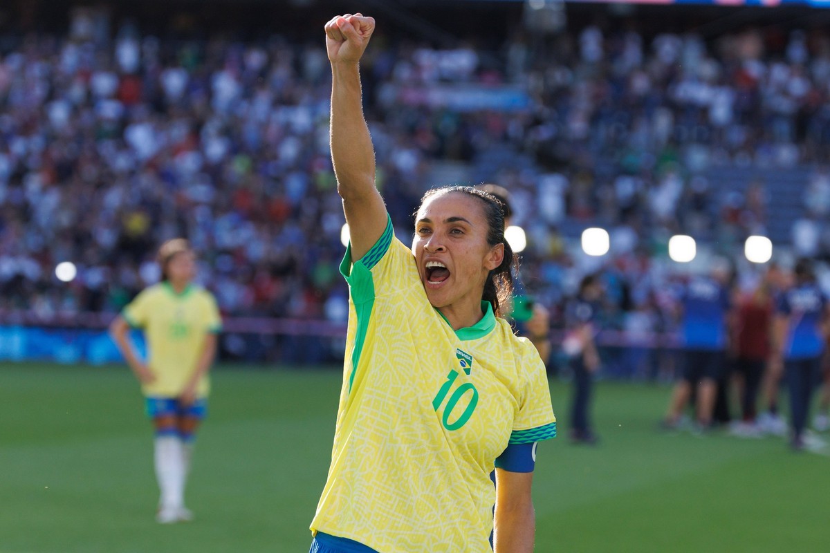 August 10, 2024, Paris, France: Marta waves to the crowd in what is rumoured to be her last game with the Brazil national team, Nationalteam after USA defeated Brazil in the women