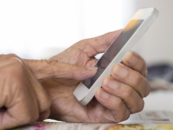 Wissenschaftlich untersucht: So tippt man am schnellsten auf dem Handy
Aus eigenen Beobachtungen kann ich festhalten, dass mit zunehmendem Alter das Telefon in der einen Hand gehalten und mit dem Zeig ...