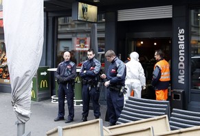 Montag, 28. November 2011, Biel: Die Polizei sichert nach der Schiesserei die Spuren in der McDonald's-Filiale.