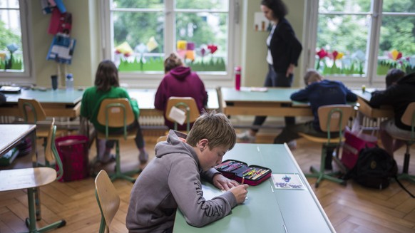 Schuelerinnen und Schueler der fuenften Klasse an der Arbeit am Tag der Wiedereroeffnung der Lorraineschule, am Montag, 11. Mai 2020 in Bern. Die Schulen wurden nach Ausbruch der Pandemie des Coronavi ...