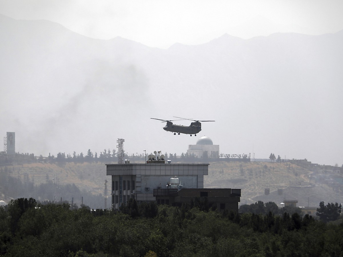 Un Chinook am�ricain survolant l'ambassade des Etats-Unis � Kaboul.