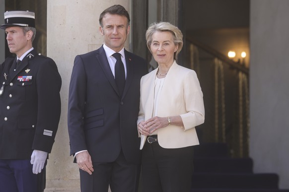 epa11991349 French President Emmanuel Macron (L) greets President of the European Commission Ursula von der Leyen (R) upon her arrival for the &#039;Coalition of the Willing&#039; summit on peace and  ...