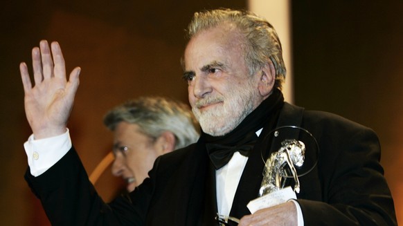 FILE - In this Jan. 24, 2008 file picture, actor Maximilian Schell acknowledges the applause during the Diva Entertainment Awards 2008 in Munich, southern Germany. Austrian actor Maximilian Schell, wh ...