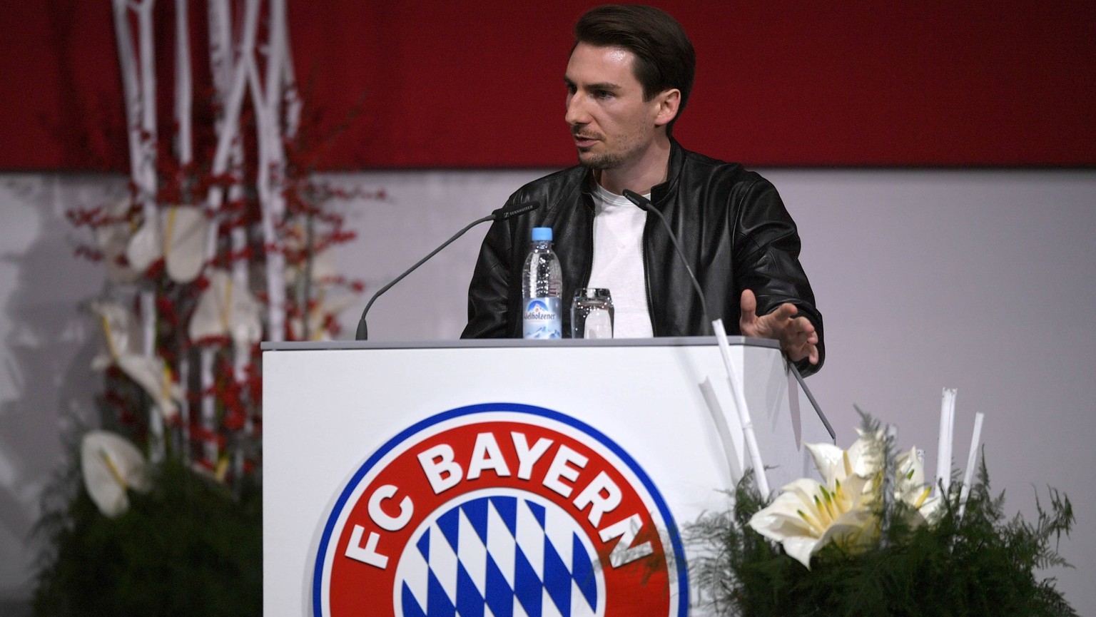 30.11.2018, Fussball 1. Bundesliga 2018/2019, FC Bayern München, Jahreshauptversammlung im AUDI-Dome München, Wortmeldungen der Bayernmitglieder: Mitglied Johannes Bachmayr mit Kritik an Hoeneß bei se ...