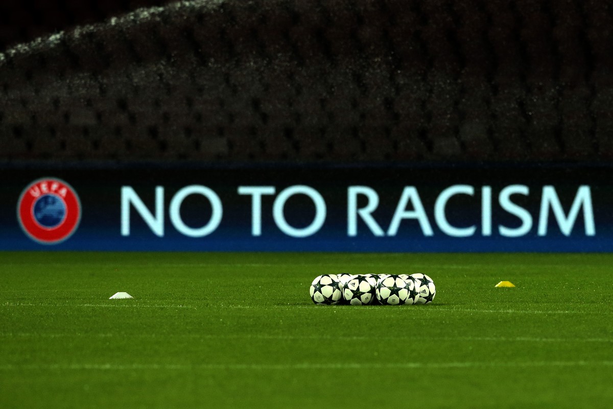 19.10.2016; Napoli; Fussball Champions League - SSC Neapel - Besiktas, Istanbul; Die Champions League Baelle und der Slogan No To Racism (Cesare Purini/Insidefoto/freshfocus)