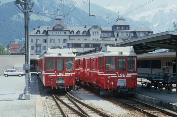 Die LSE verkehrte direkt von Luzern nach Engelberg. Die neuen Triebwagen – hier BDeh 4/4 Nr. 4 und Nr. 7 im Bahnhof Engelberg im Jahr 1985 – konnten die Steilstrecke ins Klosterdorf dank des Zahnradan ...