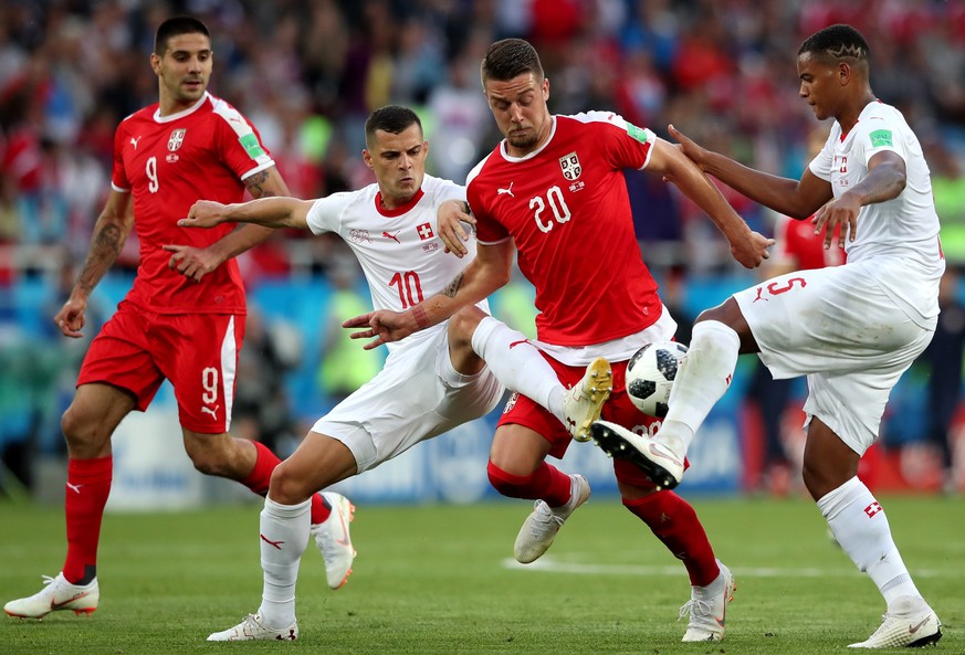 epa06831753 Granit Xhaka (C-L) of Switzerland and Sergej Milinkovic-Savic (C-R) of Serbia in action during the FIFA World Cup 2018 group E preliminary round soccer match between Serbia and Switzerland ...