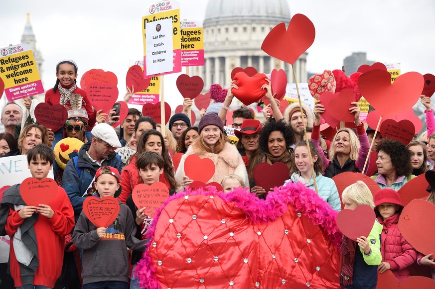 epa05603698 British model and actress, Lily Cole (C) joins a &#039;Have a Heart&#039; gathering in a call for solidarity for the &#039;Jungle&#039; migrant children of Calais at the Millennium Bridge  ...