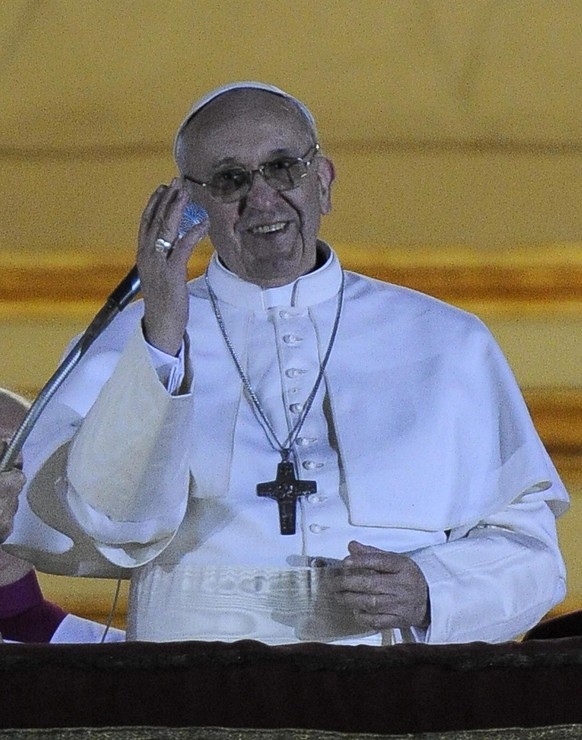 epa03622496 Newly elected Pope Francis I greets the tens of thousands of pilgrims from the central balcony of St. Peter&#039;s Basilica after his election at the end of Conclave Second Day in Vatican, ...