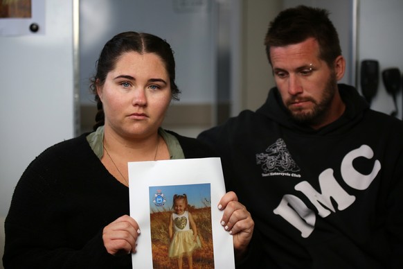 epa09560845 Cleo Smith&#039;s mother Ellie Smith and her partner Jake Gliddon, speak about the disappearance of their daughter, at Blowholes campsite, outside Carnarvon in Western Australia, 19 Octobe ...