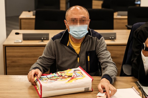 epa12283821 Defendant Jian G arrives for the start of the high-profile espionage trial against a former assistant to an AfD member in Dresden, Germany, 05 August 2025. Jian G., a German citizen, is ac ...