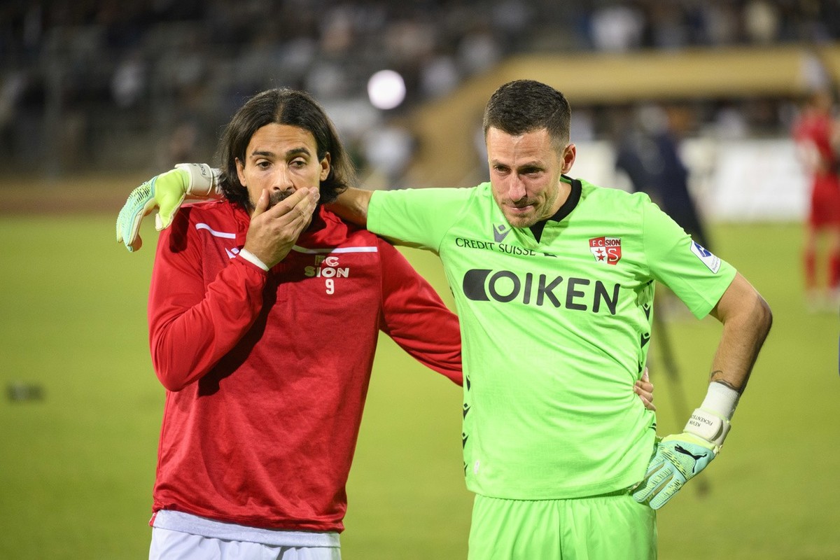 Le defenseur valaisan Dennis Iapichino, gauche, et le gardien valaisan Kevin Fickentscher, droite, montrent leur deception a la fin du match retour du barrage de promotion en Super League et de relega ...